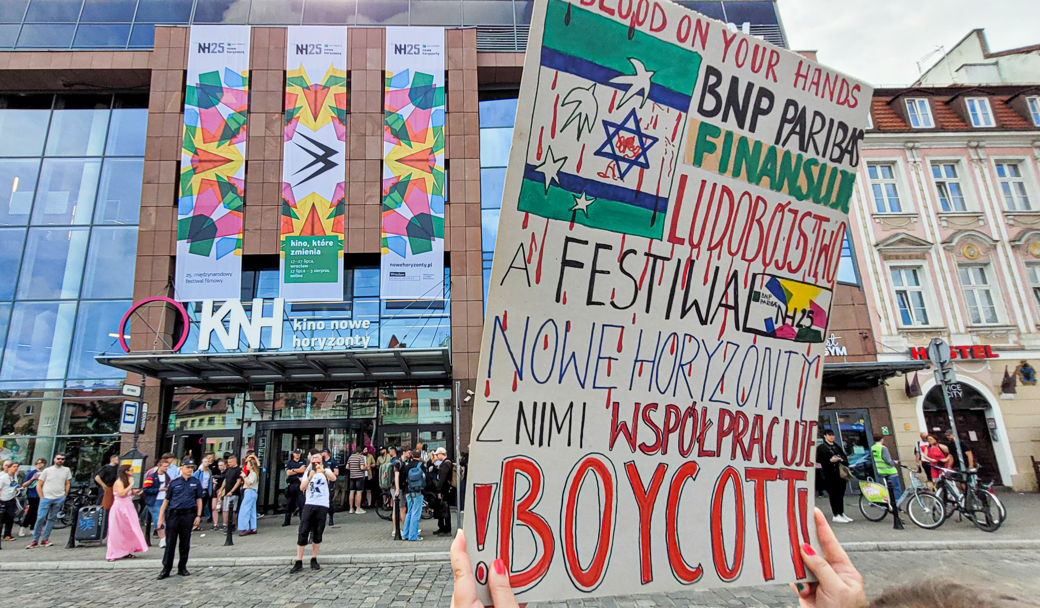 Protest przeciwko współpracy Festiwalu Nowe Horyzonty z BNP Paribas